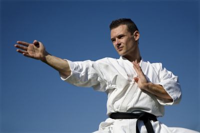 karateka ćwiczący kata