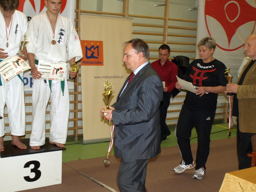 Shihan Andrzej Drewniak wręcza puchary